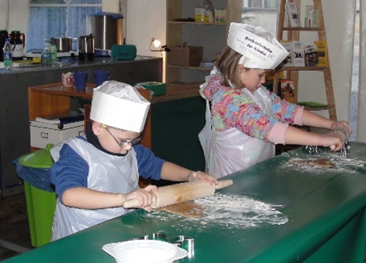Seit vielen Jahren unterstützt die Stiftung die Bio-Backstube auf dem Weihnachtsmarkt. Dort können Grundschulkinder klassenweise Plätzchen herstellen und während des Backens etwas über den Weg des Getreides zum Mehl lernen